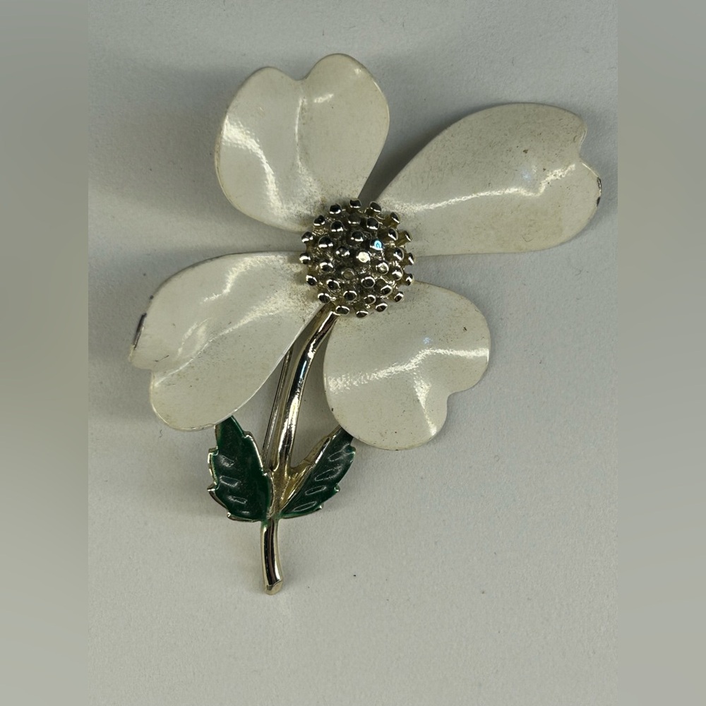 010. Sarah Coventry White Enamel Flower Brooch with Green Leaves